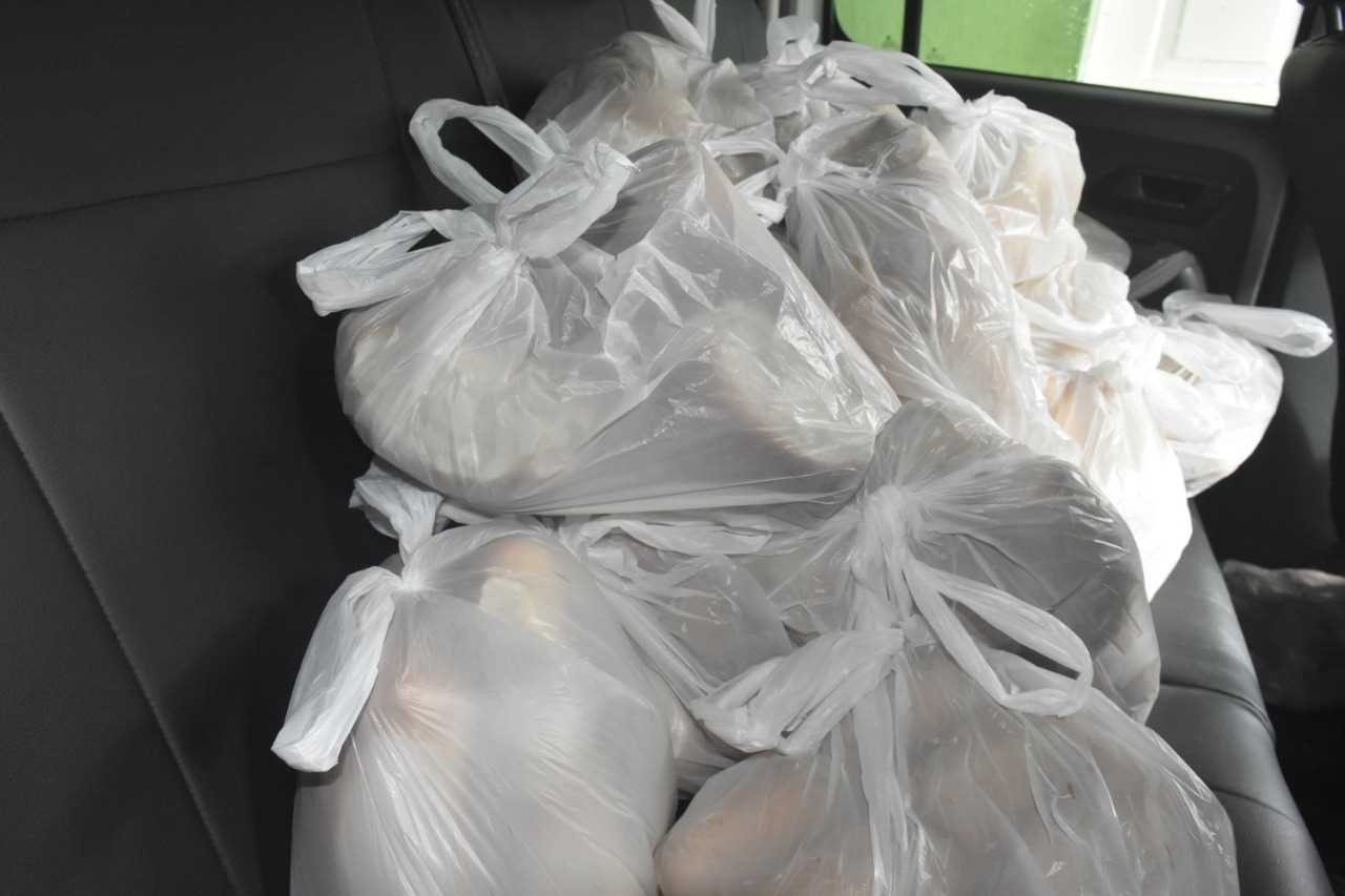 Camacã: Prefeitura distribui pão, leite e máscaras para famílias em São João do Panelinha